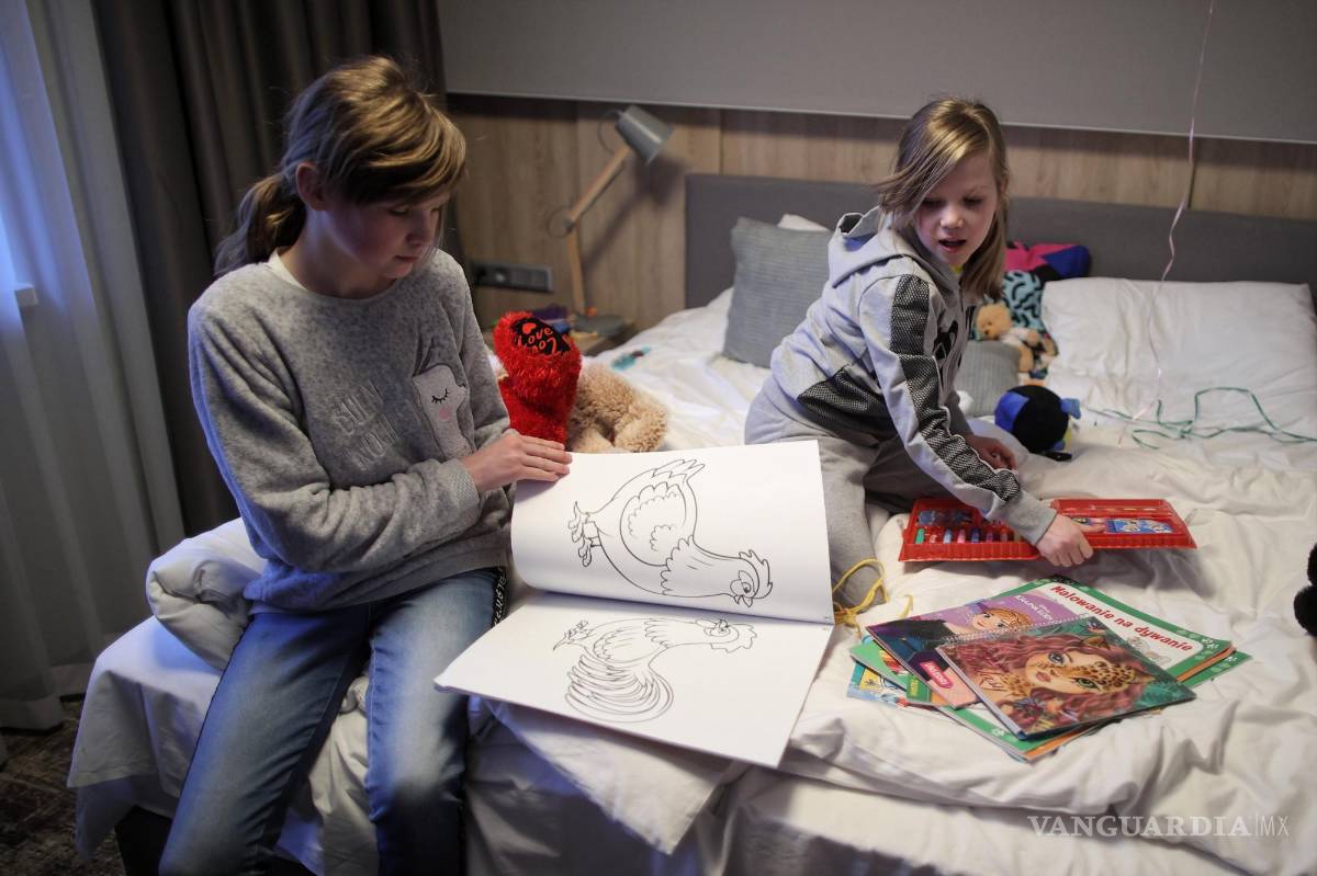 $!Los niños evacuados de los orfanatos en Ucrania descansan en el Witek Hotel en el pueblo de Modlniczka, cerca de Cracovia, Polonia. EFE/EPA/Lukasz Gagulski