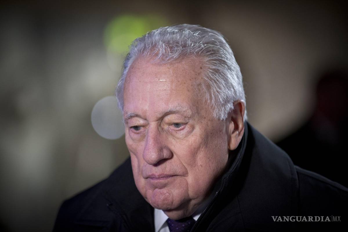 $!Clint Hill habla con los medios después de colocar una corona floral en el homenaje a JFK afuera del Hotel Hilton, el viernes 22 de noviembre de 2013.