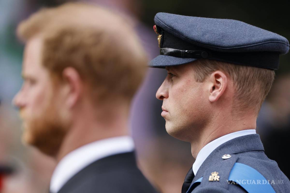 $!(De d a i) el príncipe Guillermo el Príncipe de Gales y el príncipe Harry el duque de Sussex durante la procesión fúnebre estatal de la reina Isabel II en Londres.