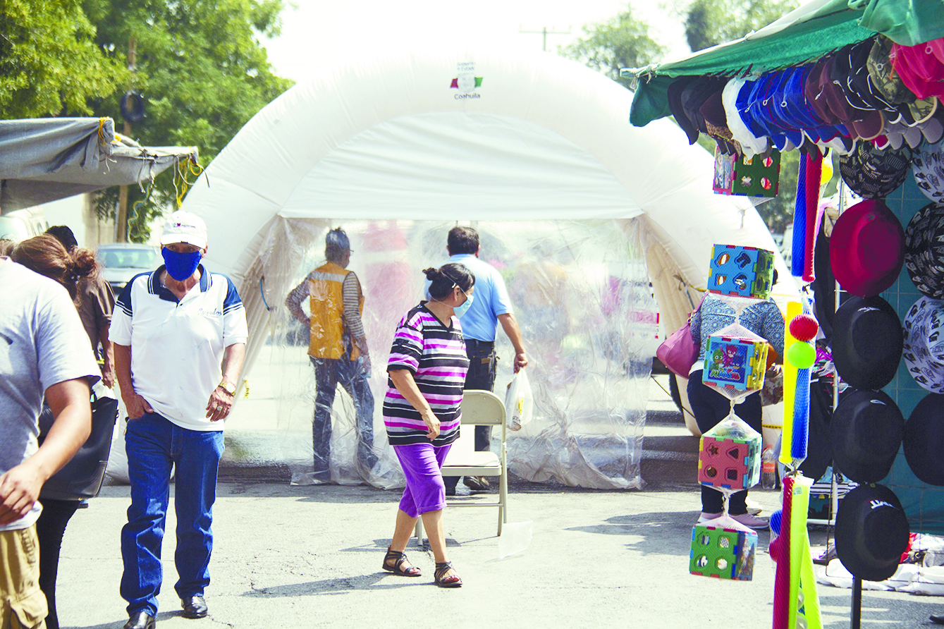 $!Abarrotan mercado sobre ruedas al sur de Saltillo, en plena cuarentena de coronavirus