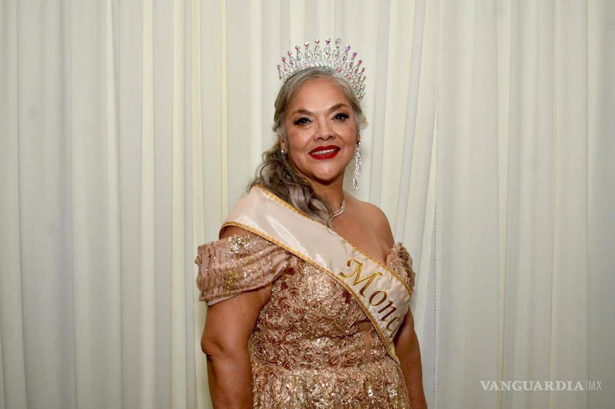 $!Blanca Margarita Morales recibió la corona de manos de Mavi Sosa Rubio y Carlos Villarreal.