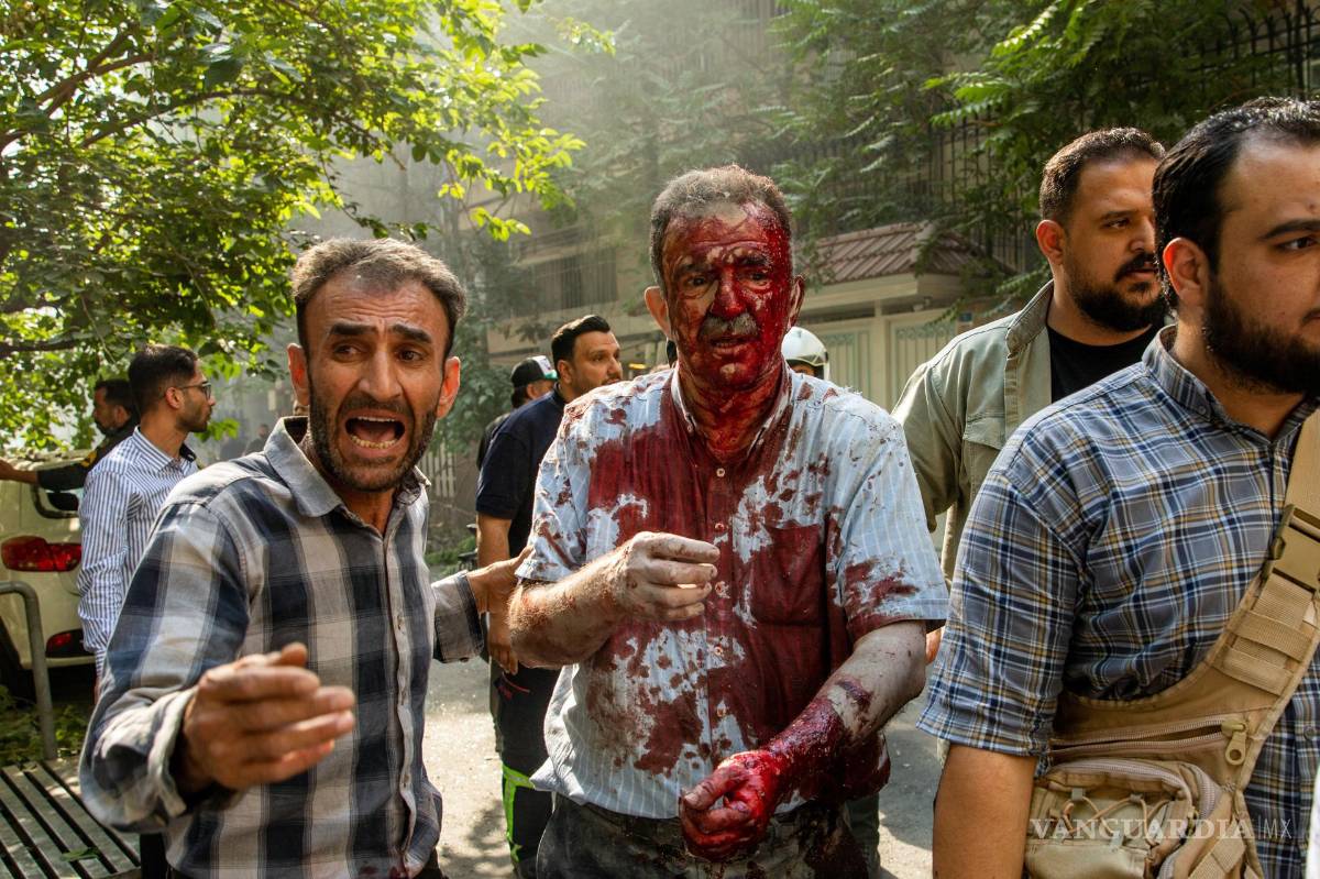 $!Un hombre herido tras un ataque aéreo israelí en el centro de Teherán, Irán. El informa advierte de que existe una alta probabilidad de que ocurran nuevos conflictos militares debido a la competencia entre las grandes potencia.