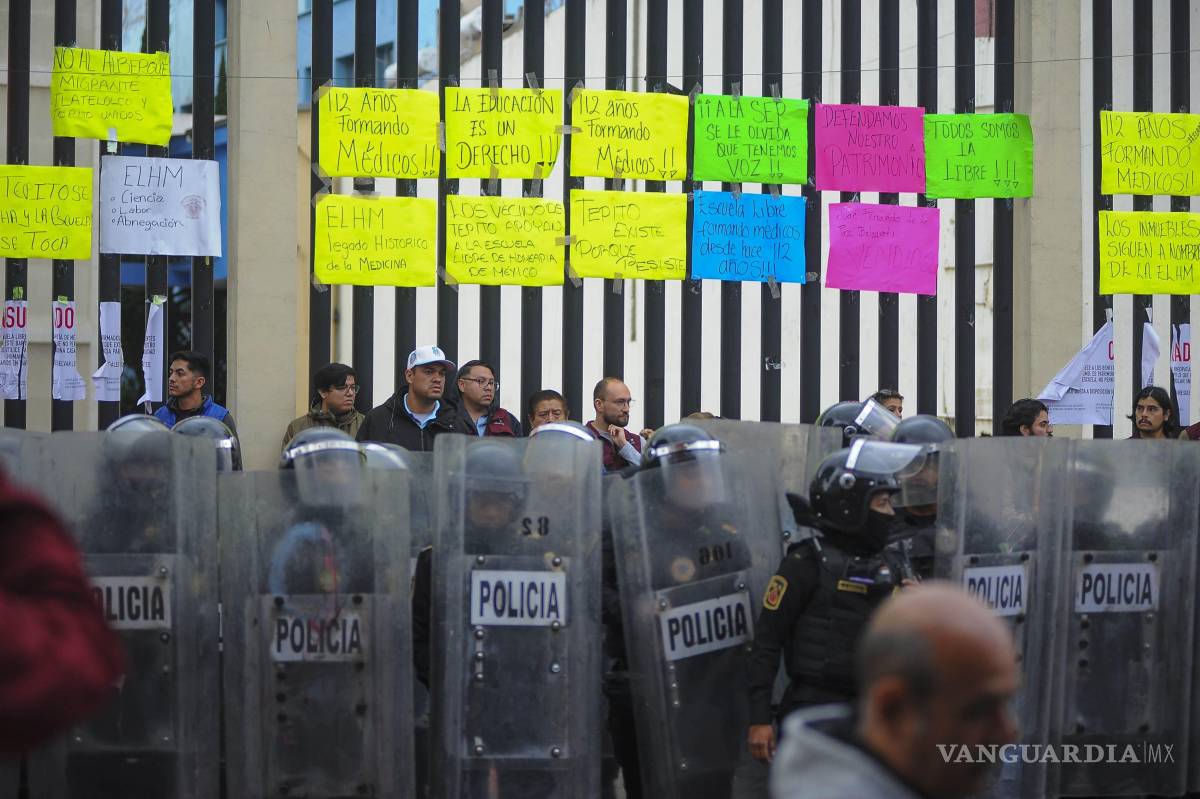 $!29 MAYO 2025.- Se suscitó un conato de riña durante la protesta por el cierre de la Escuela de Homeopatía de México
