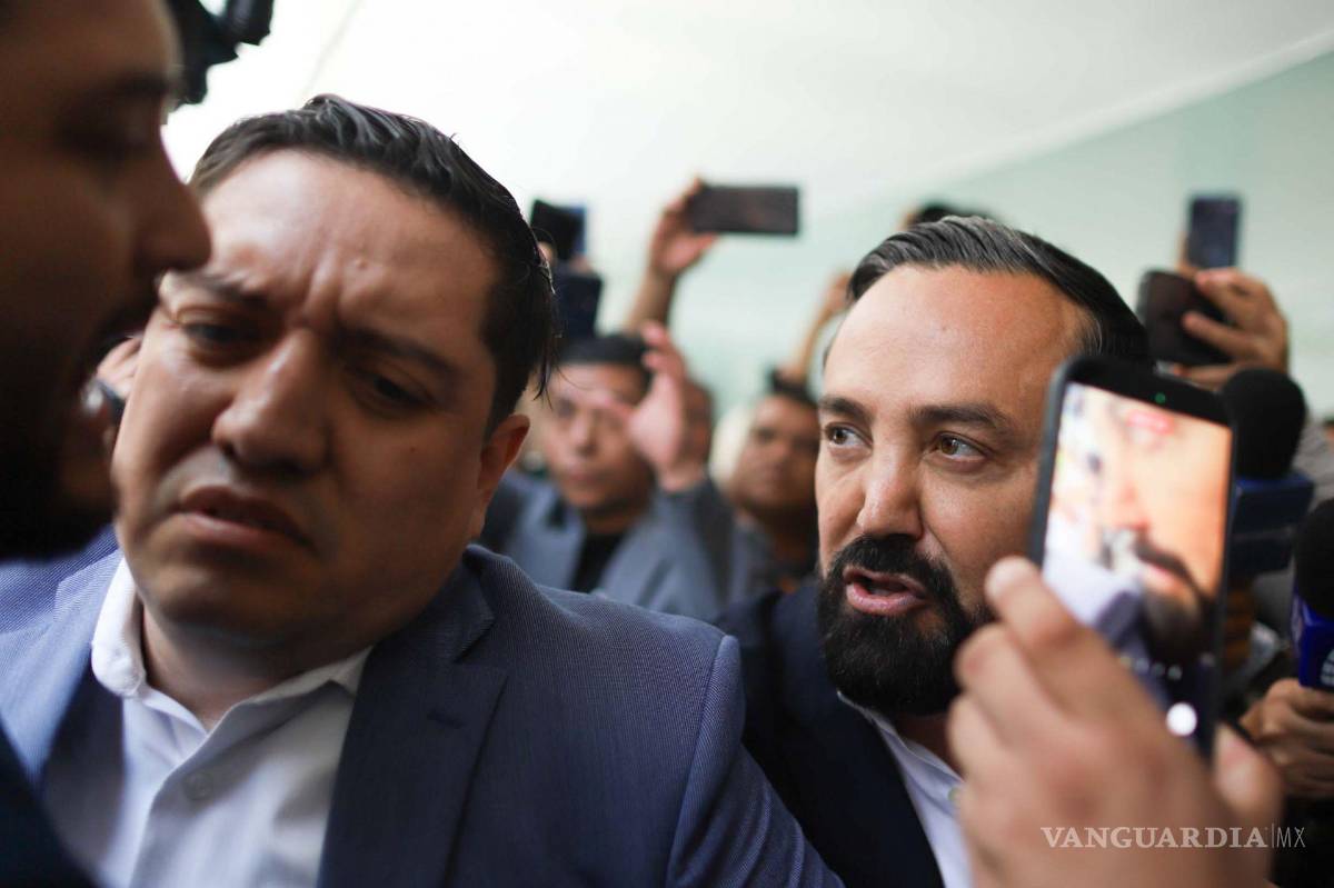 $!Los diputados Carlos Gutiérrez Mancilla (PRI) [I] y Arturo Ávila (Morena) [D], se enfrentaron verbalmente en el Patio del Federalismo.