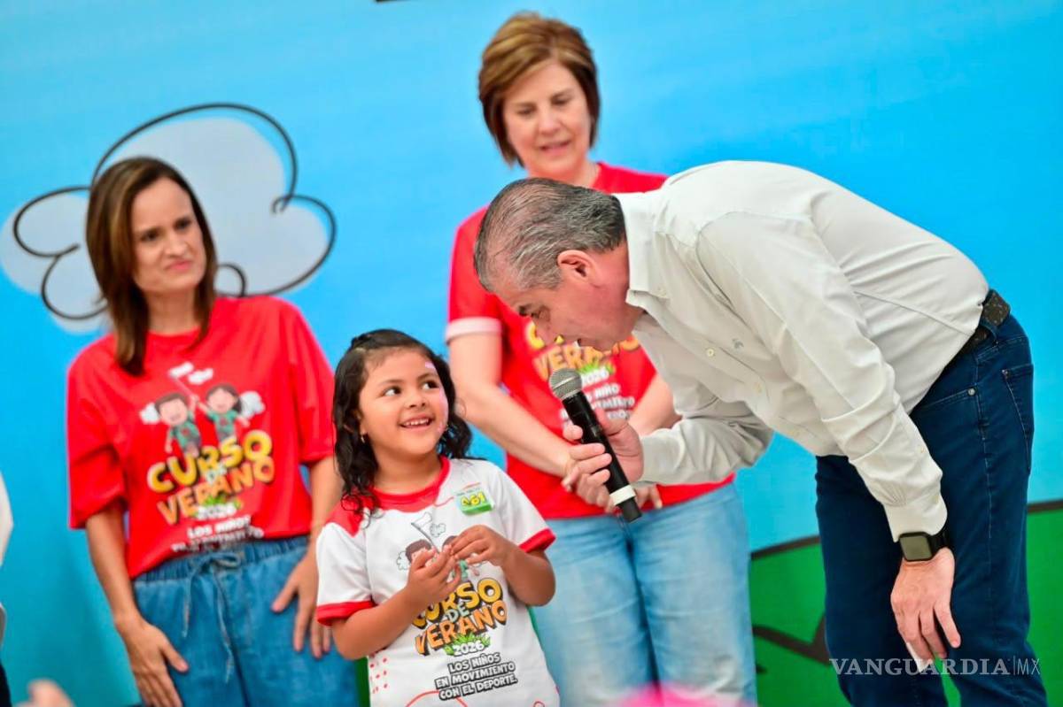 $!El alcalde Miguel Ángel Riquelme Solís convivió con las niñas y niños durante la clausura de los cursos municipales.