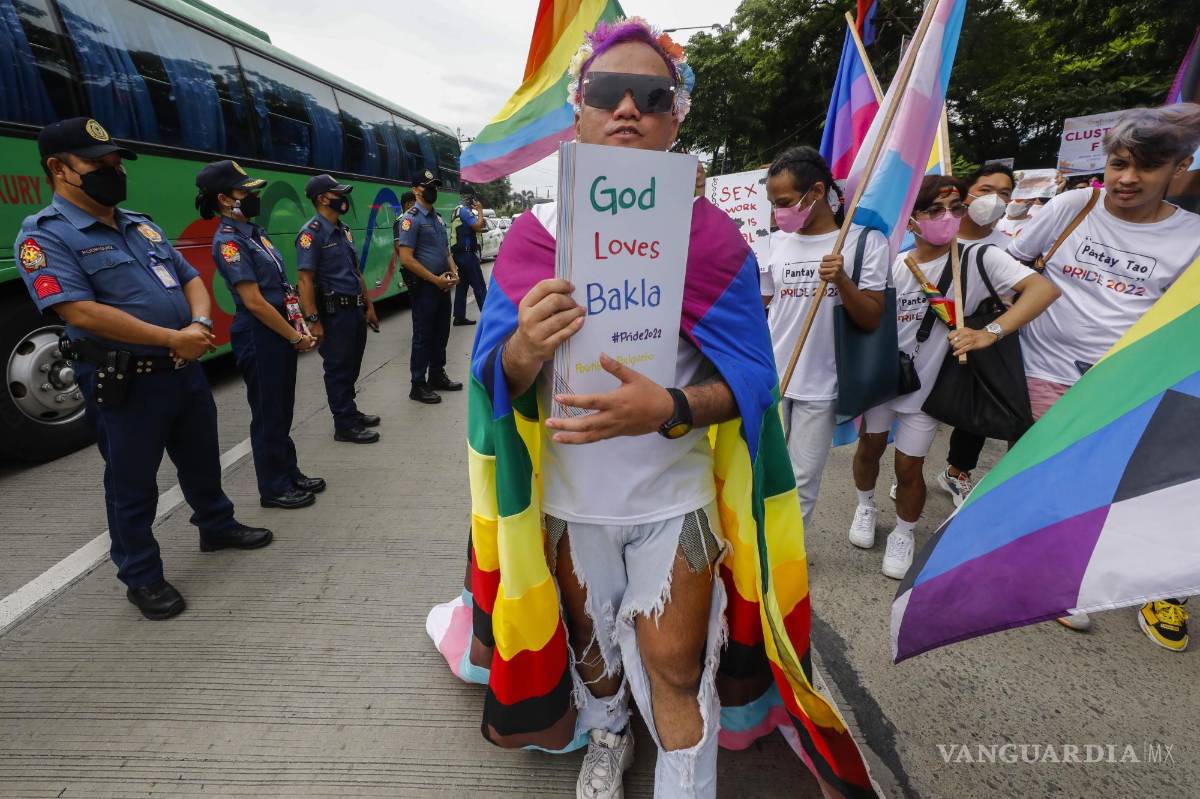 $!Un defensor de la igualdad de derechos sostiene un cartel que dice: “Dios ama a los homosexuales”, en el Festival del Orgullo LGBTQ en Quezon City, Filipinas.