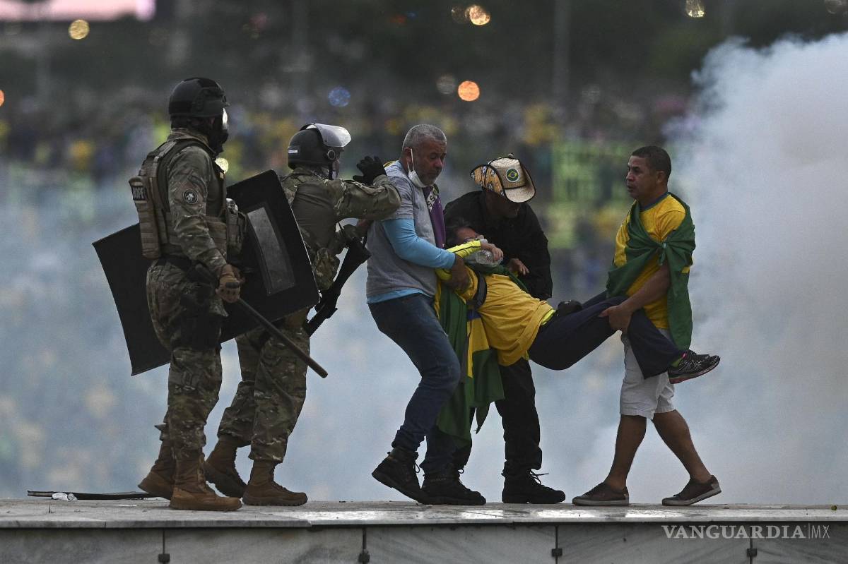 $!Policías enfrentan a seguidores del expresidente brasileño Jair Bolsonaro en Brasilia, Brasil.