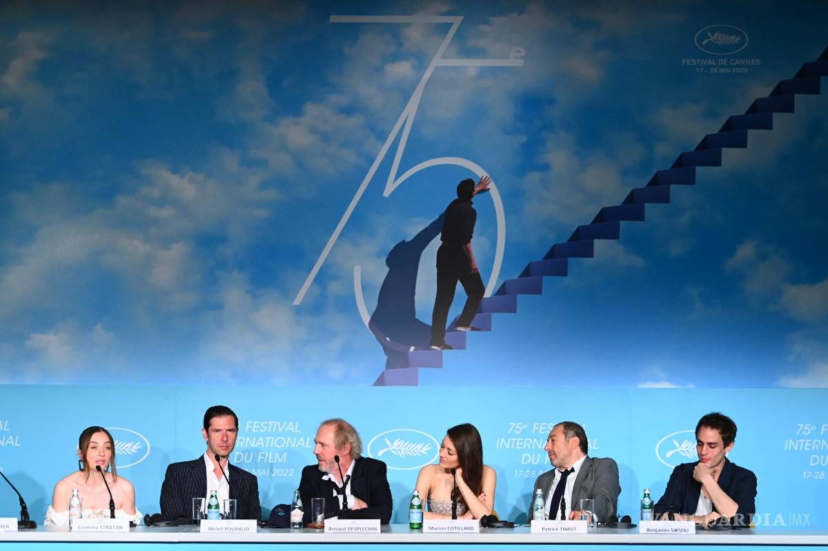 $!(De izquierda a derecha) Cosmina Stratan, Melvil Poupaud, Arnaud Desplechin, Marion Cotillard, Patrick Timsit y Benjamin Siksou en Cannes, Francia.