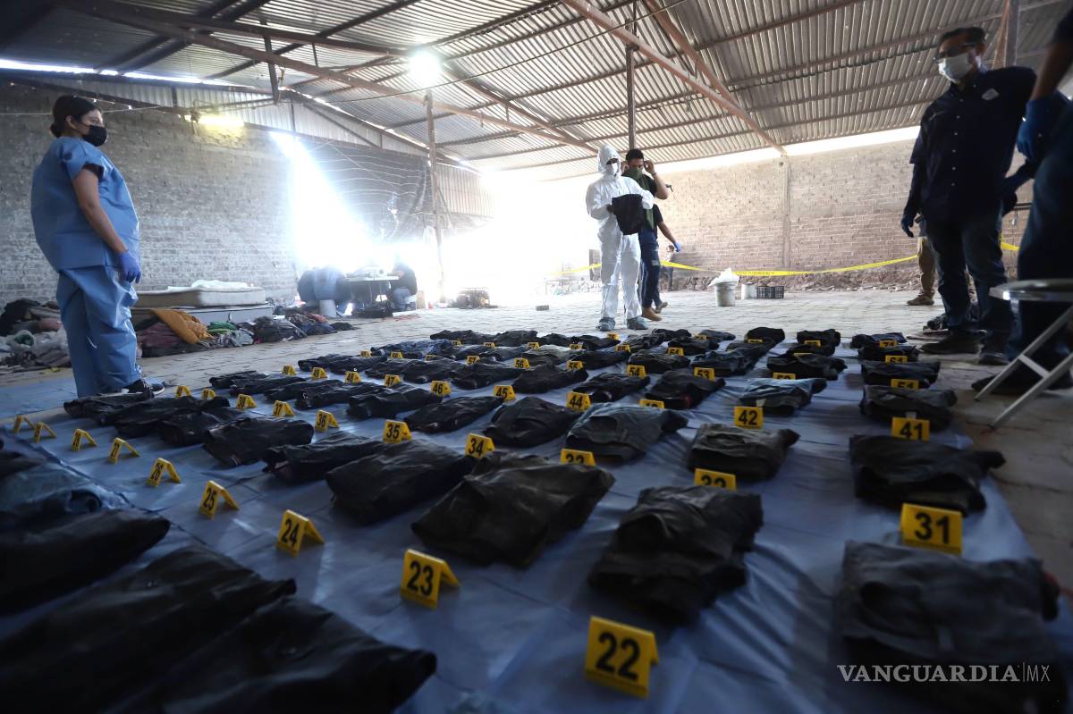 $!TEUCHITLÁN, JALISCO, 16 MARZO 2025.- La Fiscalía del Estado de Jalisco realizó una jornada de trabajo junto con integrantes del colectivo Guerreros Buscadores de Jalisco el 13 de marzo de 2025 en el Rancho Izaguirre, con el fin de verificar si habías más restos humanos. Las autoridades han descartado que aquí hubiera estructuras que fungieran como crematorios, aunque los buscadores afirmaron que si había restos humanos quemados cuando ellos llegaron al lugar hace una semana. Hasta el momento se ha confirmado que podría ser un campo de adestramiento del grupo criminal CJNG. Ayer se realizó una jornada de luto nacional por todas las víctimas que han perecido en este tipo de campos a lo largo de todo el país. La fiscalía de jalisco no ha precisado un número exactos de víctimas que pudieron ser asesinados en este predio, pero se cuentan por decenas los pares de zapatos y ropa que están ahí abandonados, y que vislumbra el número de todas las personas que en algún momento habitaron el lugar. FOTO: FISCALÍA DEL ESTADO DE JALISCO/CUARTOSCURLOCM