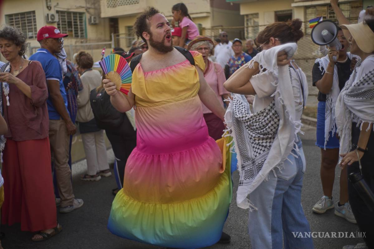 $!Un miembro de la comunidad LGBTQ+ en la marcha del Orgullo Gay en La Habana. Las organizaciones hablan de una “ola de legislación antiLGTB+” desde los gobiernos de extrema derecha.
