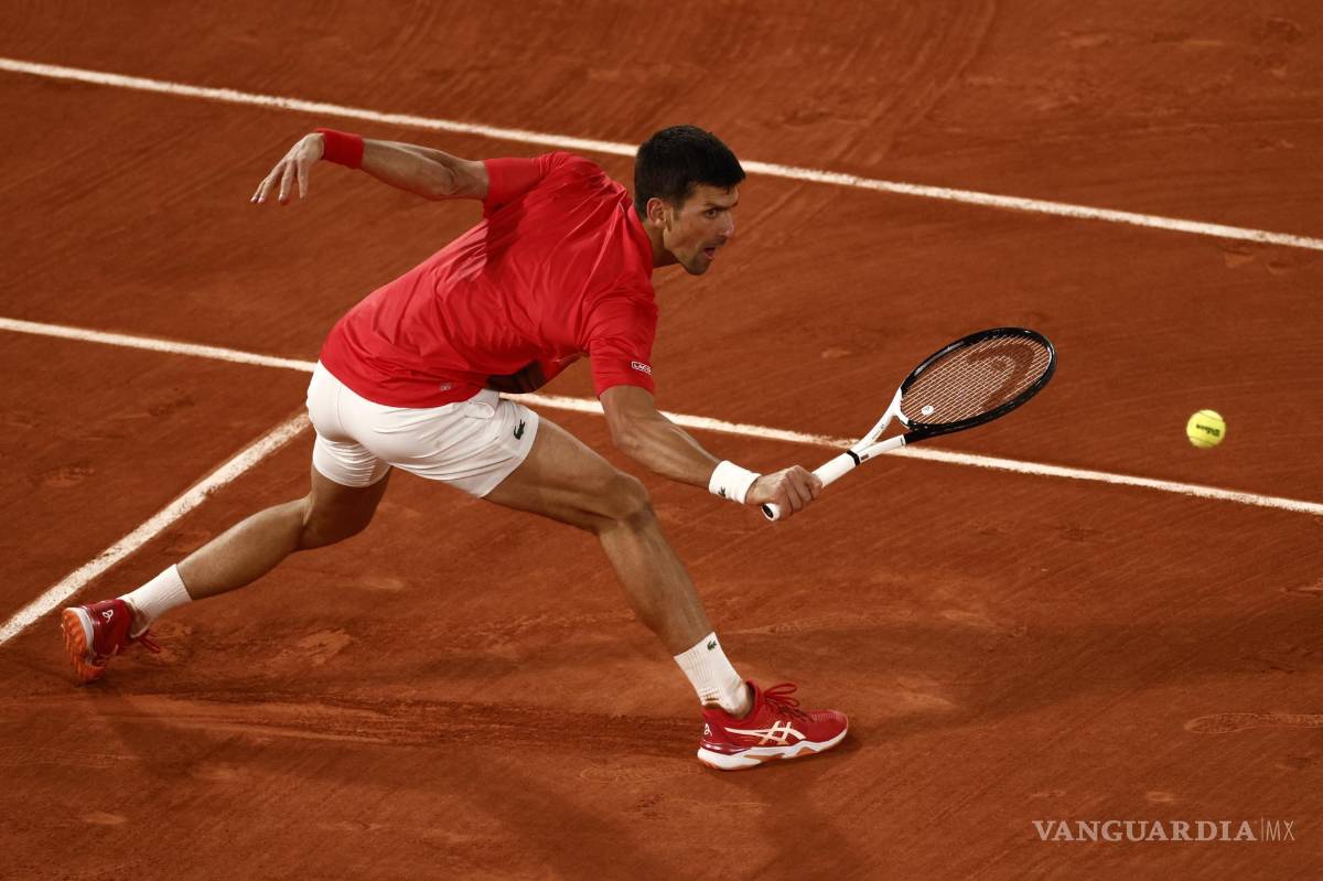 $!Novak Djokovic juega con Rafael Nadalen su partido de cuartos de final de hombres durante el torneo de tenis del Abierto de Francia en Roland Garros.