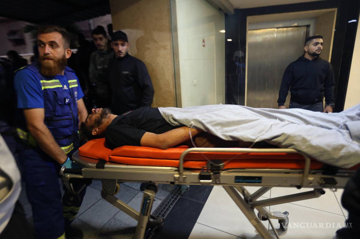 $!Paramédicos trasladan a un palestino herido al hospital Al Hamshari tras un ataque israelí a un campamento cerca de la ciudad portuaria de Sidón, Líbano.