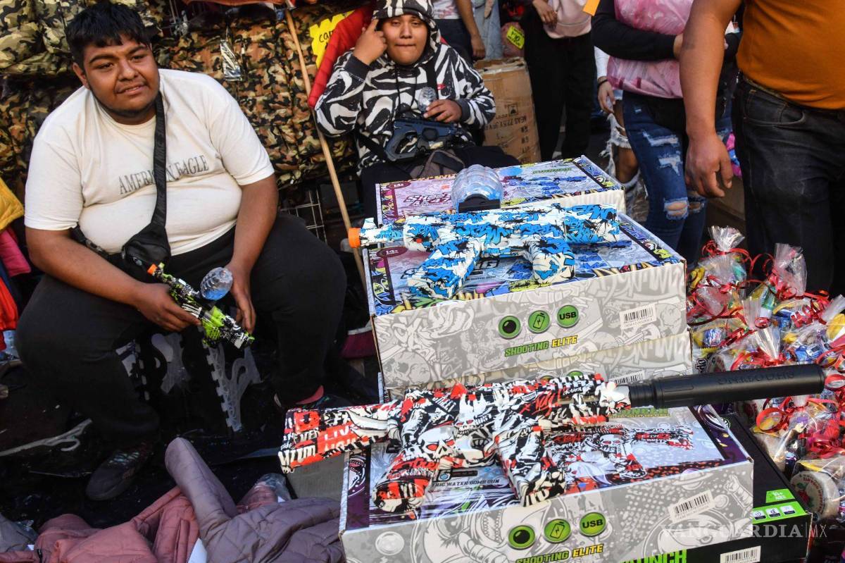 $!CIUDAD DE MÉXICO, 04ENERO2024.- Los juguetes bélicos son de los más vendidos Su costo va de los 750 a 1000 pesos para las armas de juguete grandes, mientras de 250 a 450 para las más chicas, ambas cuentan con carga de bolitas de hidrogel. FOTO: MARIO JASSO /CUARTOSCURO.COM