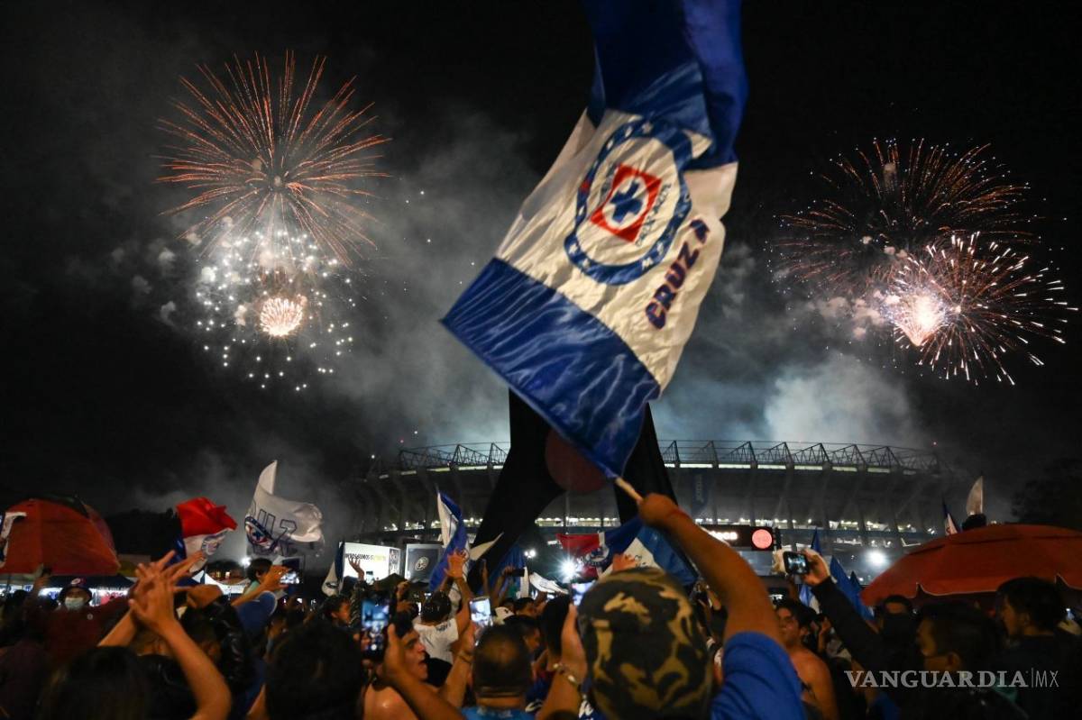 $!Después de 23 años en silencio, así celebran aficionados al campeón Cruz Azul