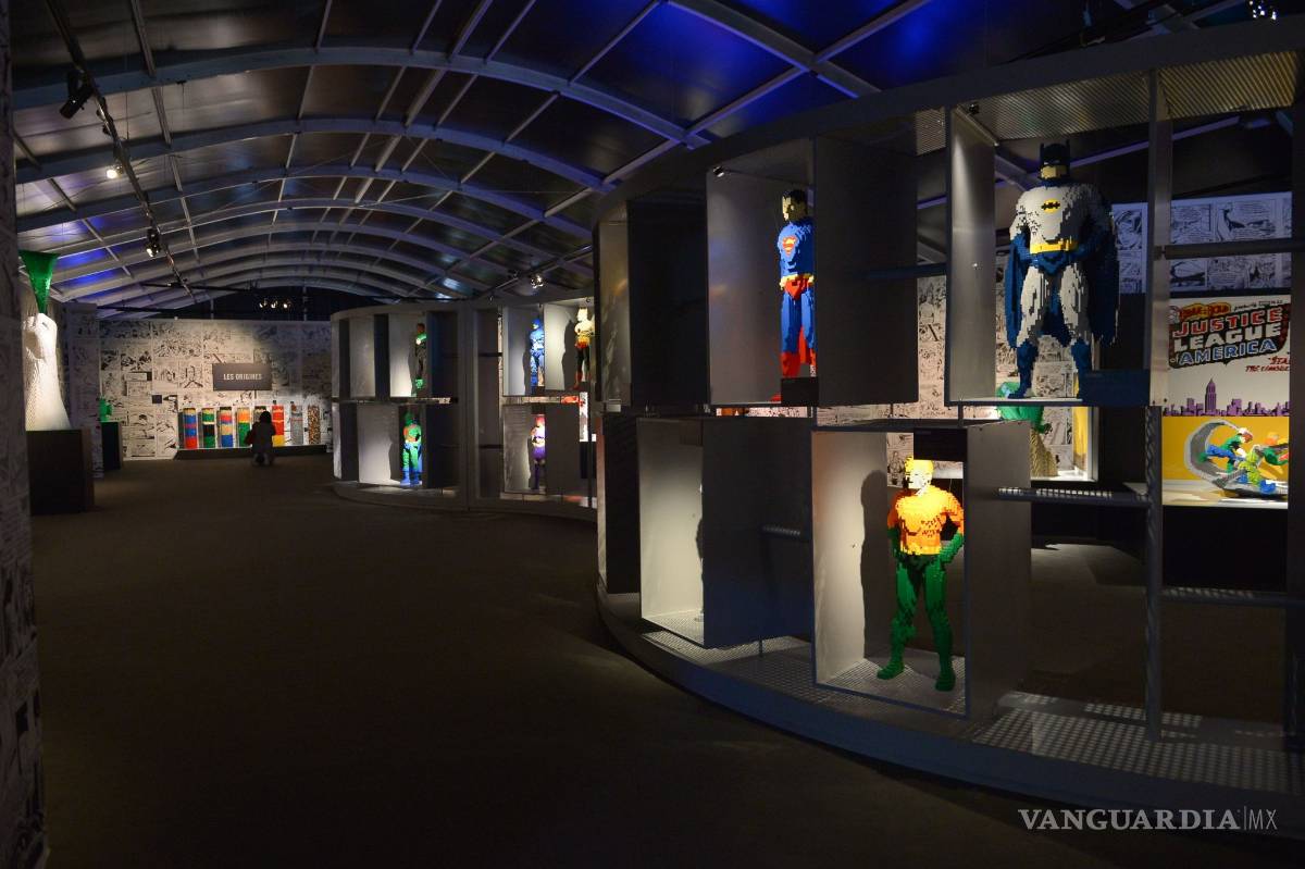$!2 millones de bloques Lego dan vida a los superhéroes de DC en París (fotos)