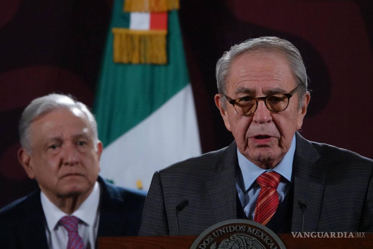 $!Andrés Manuel López Obrador, presidente de México, y Jorge Alcocer, secretario de Salud, durante la conferencia de prensa matutina desde Palacio Nacional.