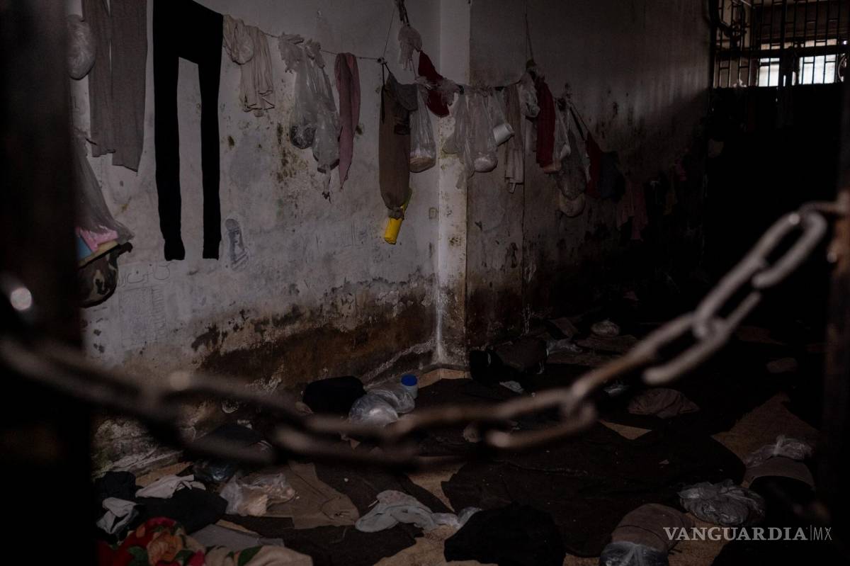 $!Los sirios buscan a sus seres queridos en uno de los centros de detención más tristemente célebres de Siria, ubicado al sureste de Damasco.