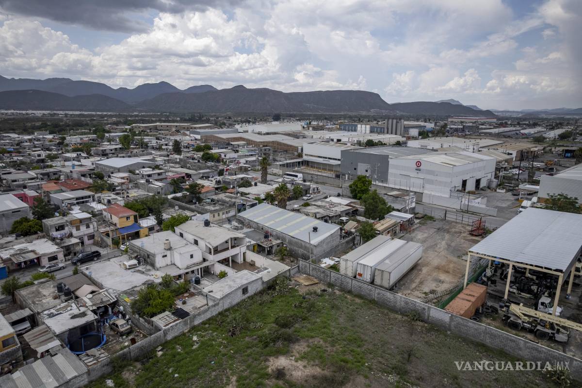 $!En la colonia Omega se señaló a un patio de tráileres que estaría bloqueando el paso del agua.