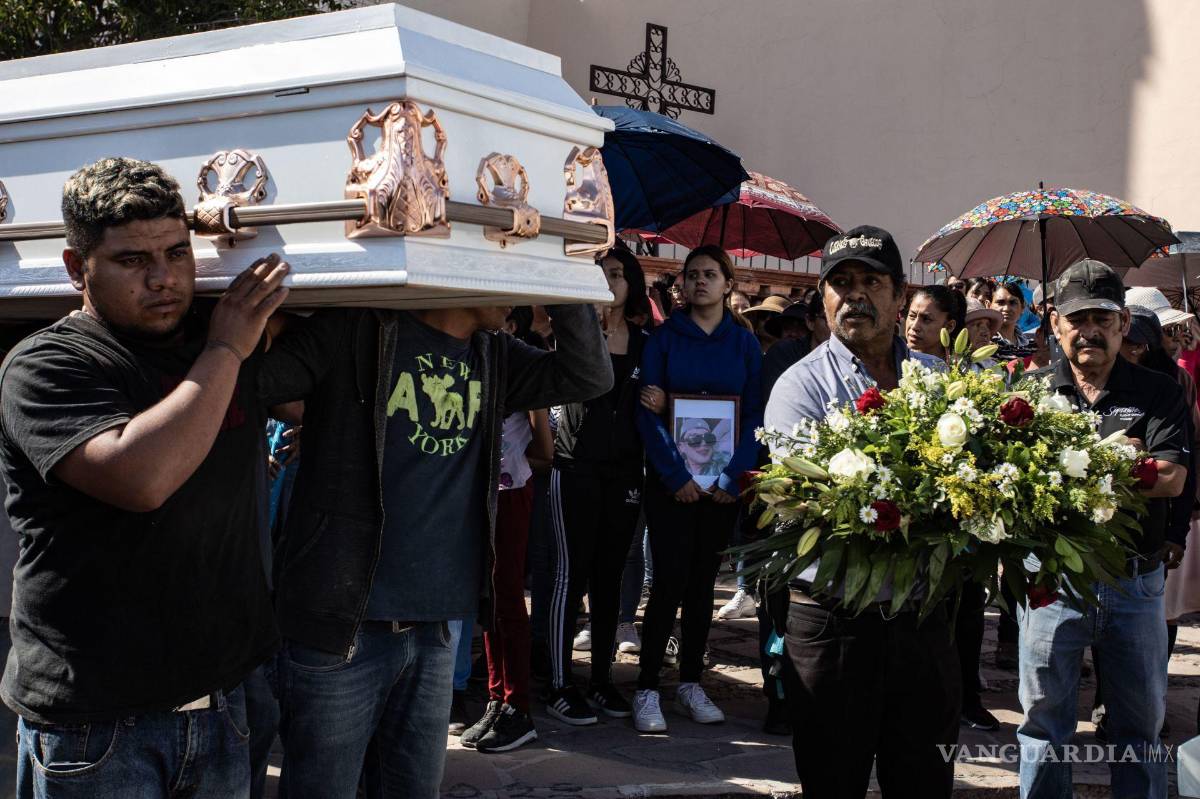 $!Velorio, sepelio y entierro por parte de familiares, amigos y vecinos de la comunidad de Malpaso, quienes despidieron a los seis jóvenes desaparecidos el 24 de septiembre.