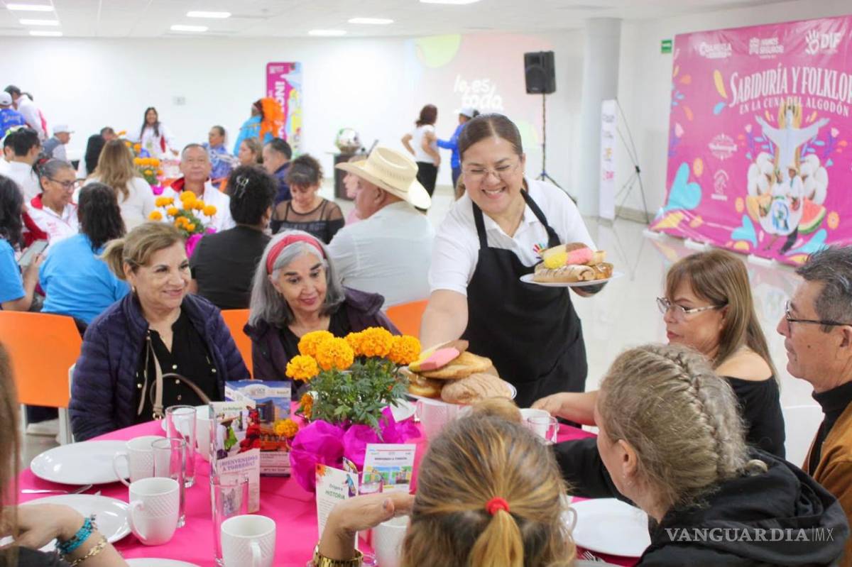 $!El DIF Torreón ofreció un desayuno de convivencia para recibir a las agrupaciones de danza de otros estados.