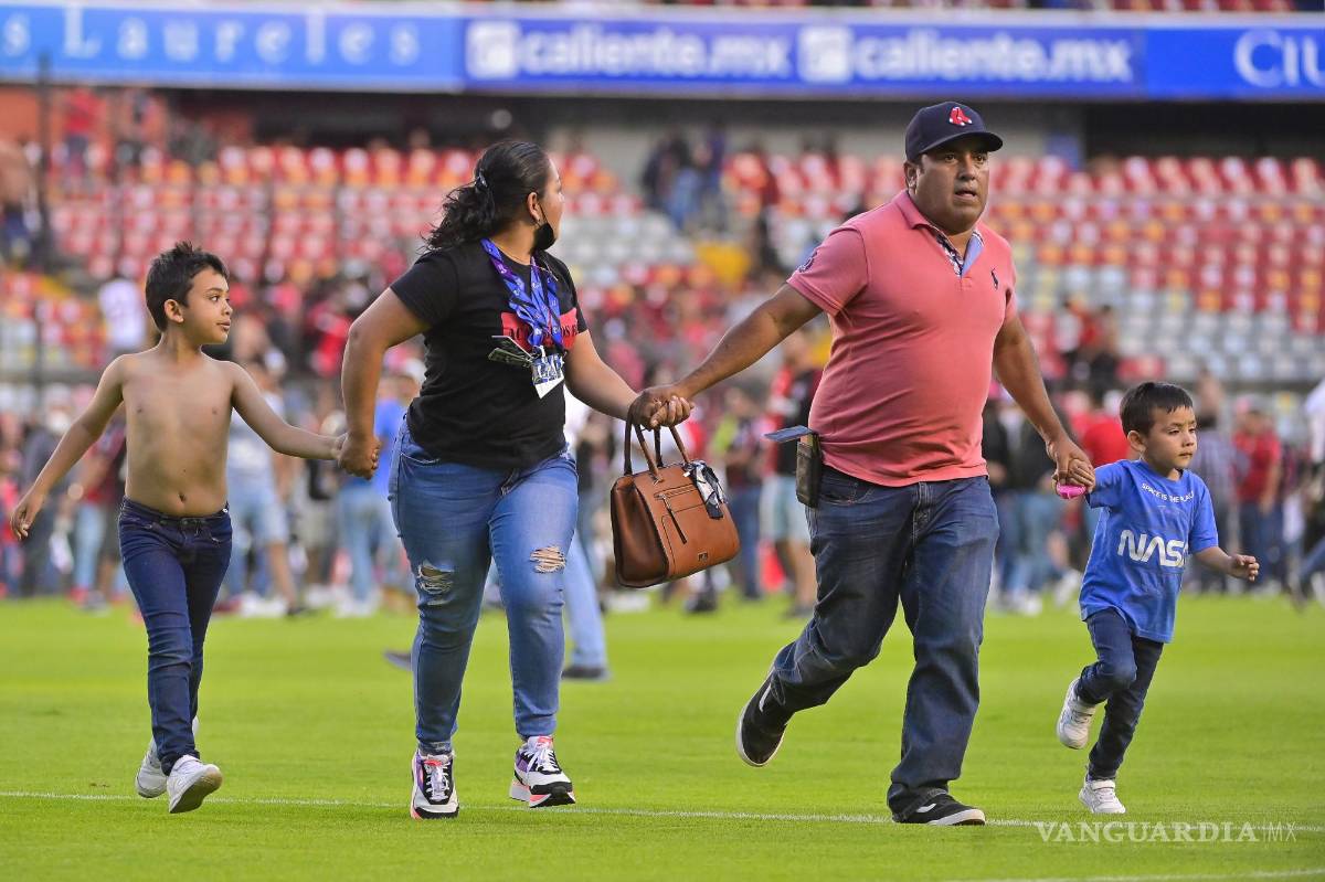 $!La presencia de menores de edad no fue impedimento para que los disturbios tomaran lugar en La Corregidora.