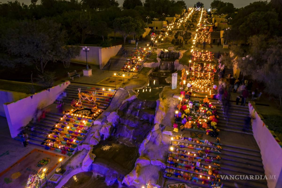 $!Gigantesco altar fue colocado en las escalinatas del parque Las Maravillas, en Saltillo.