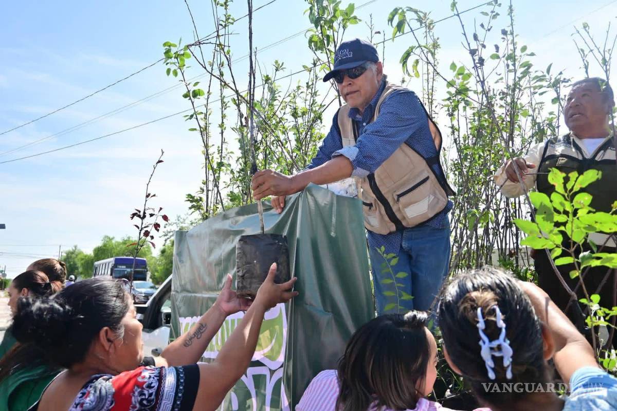 $!Las familias asistentes recibieron árboles para plantarlos y contribuir al cuidado del medio ambiente desde sus comunidades.