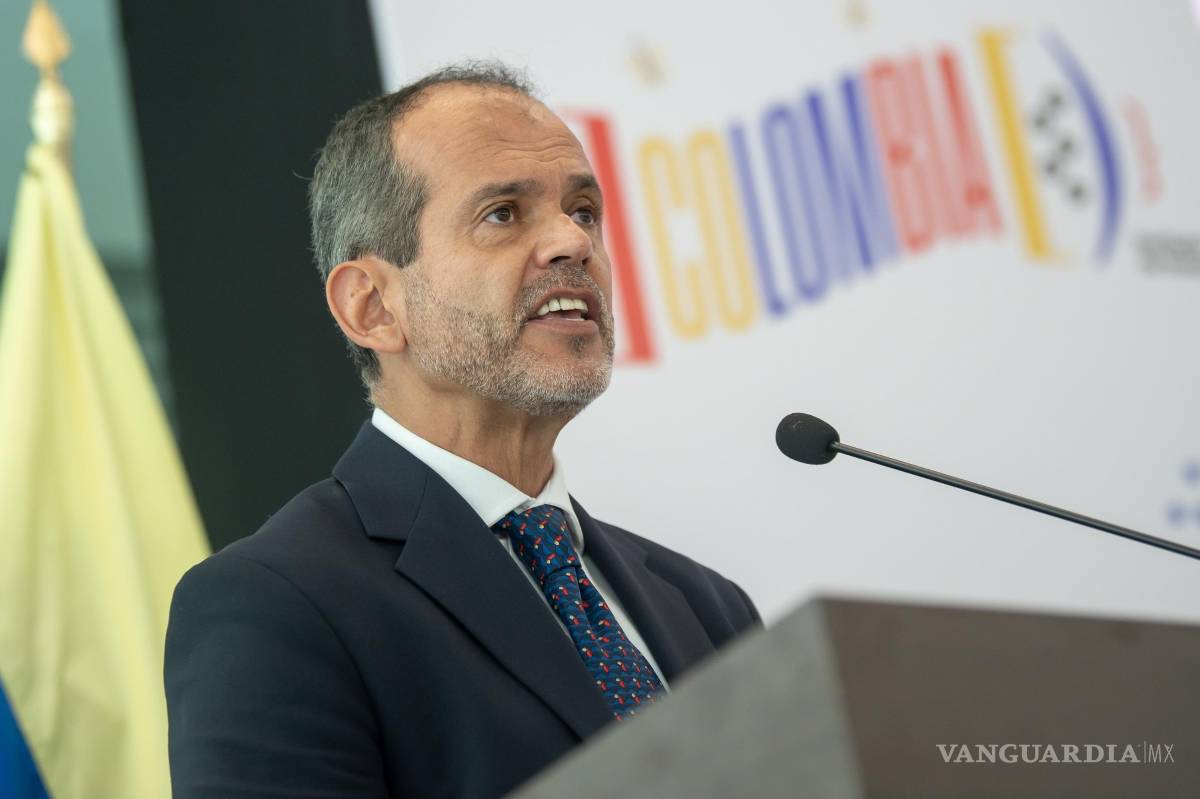 $!El director de la Feria Internacional del Libro (FIL) de Monterrey, Henóc de Santiago, habla este martes durante una rueda de prensa en la ciudad de Monterrey.