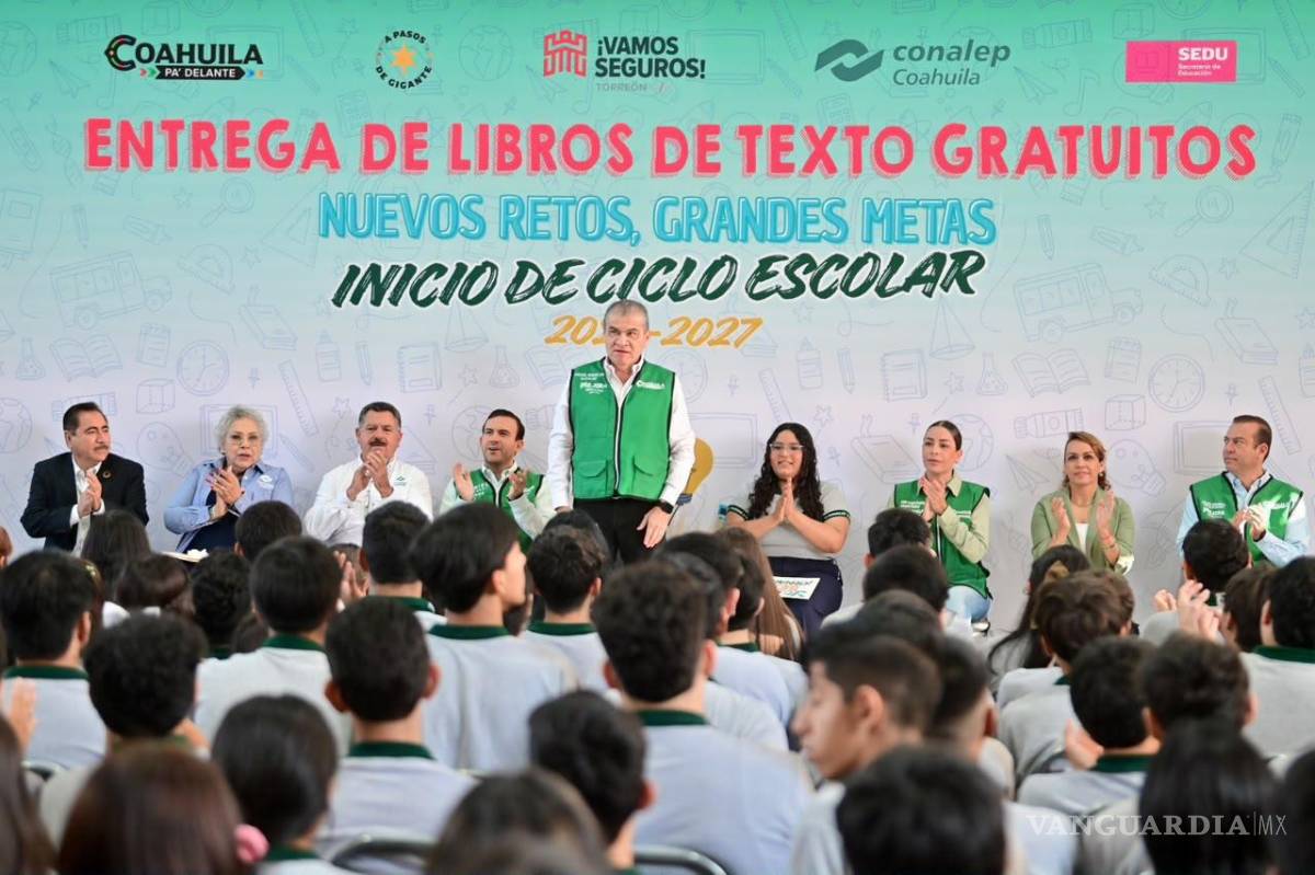 $!Entrega de libros de texto y estímulos a estudiantes con excelencia académica durante el arranque del ciclo escolar 2026-2027.