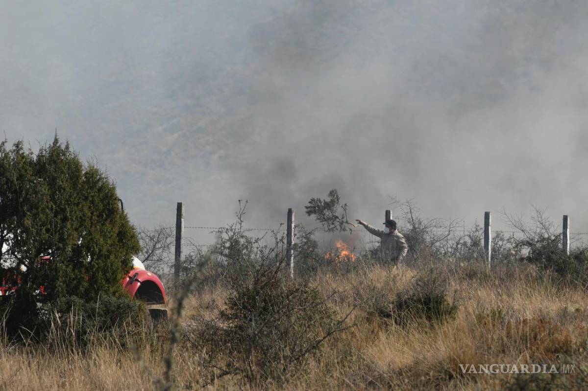 $!Fuerte incendio se registra en las faldas de la Sierra de Zapalinamé, al oriente de Saltillo