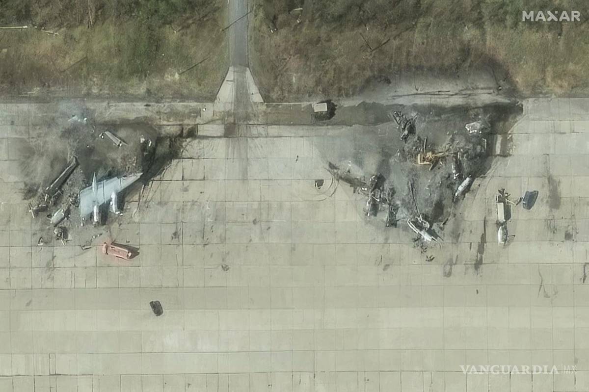 $!Imagen satelital que muestra aviones Tupolev Tu-95 destruidos luego de una serie de ataques con drones ucranianos en la base aérea Olenya en Rusia.