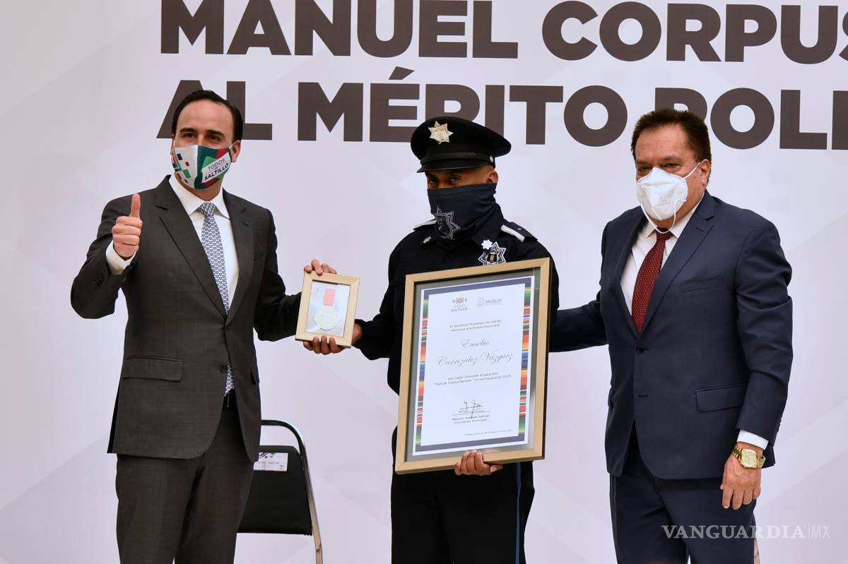 $!Entrega Manolo Jiménez premio al mérito policial, la seguridad es labor de todos