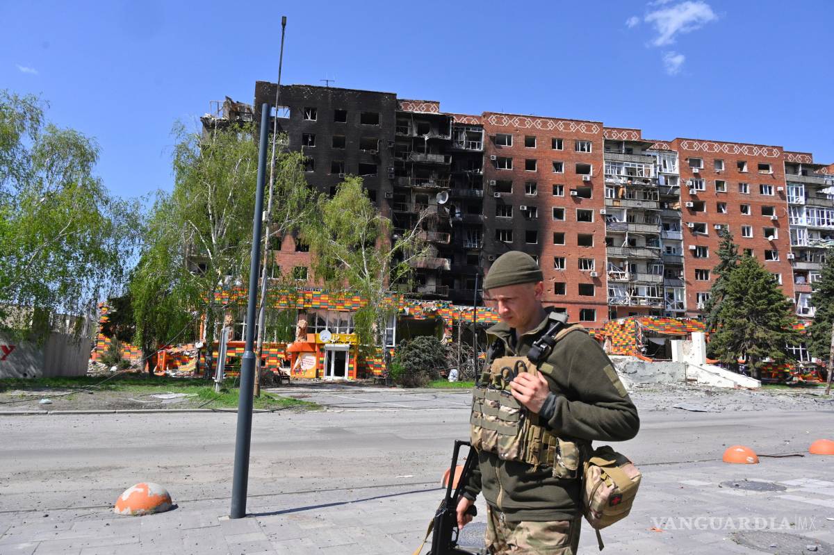 $!Un soldado ucraniano pasa junto a edificios dañados en el centro de Pokrovsk, en la región de Donetsk, Ucrania.