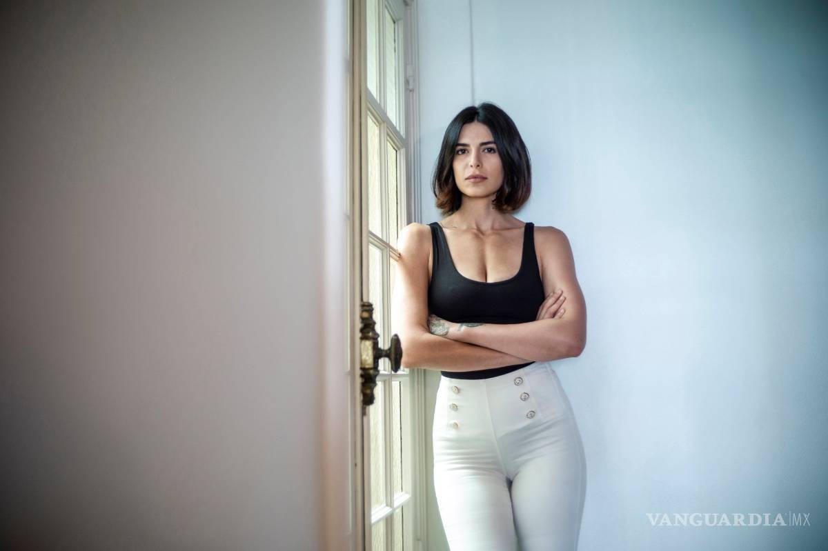 $!Ella es Negzzia, la modelo que huyó de los ayatolás y acabó durmiendo en las calles de París