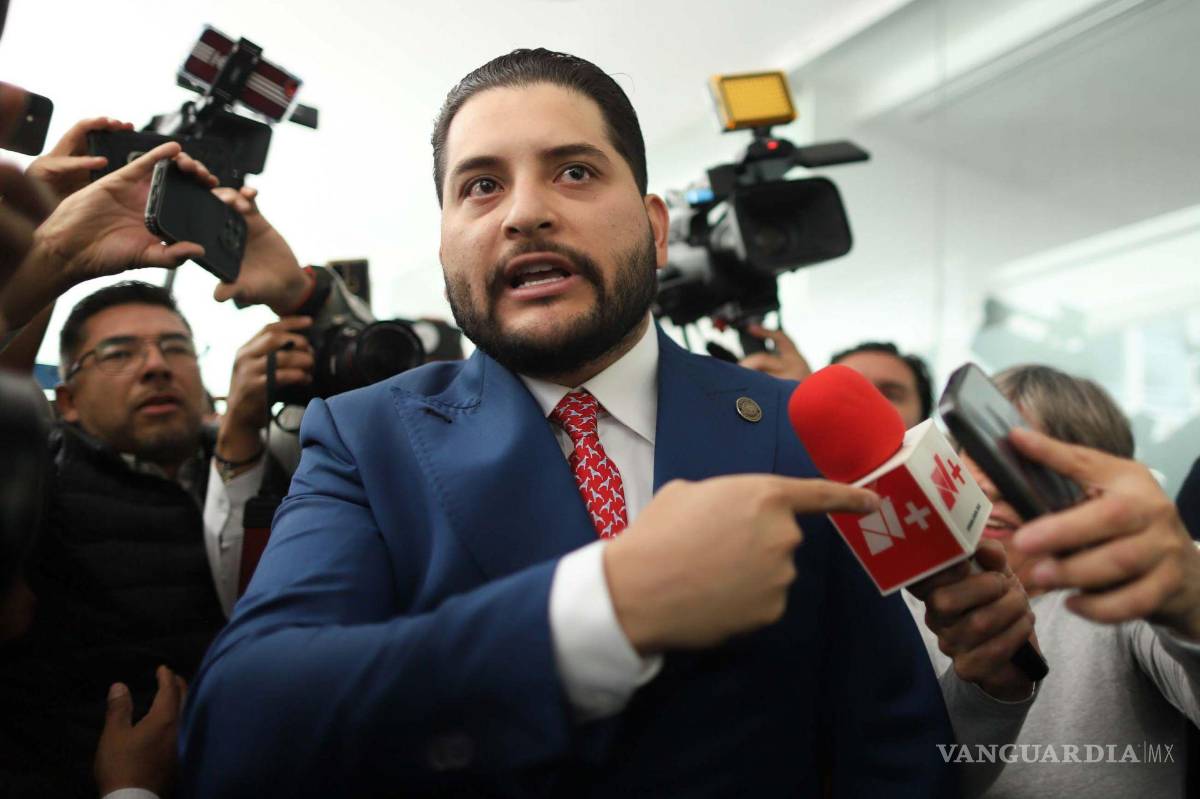 $!El diputado Carlos Gutiérrez Mancilla (PRI) despues de un enfrentamiento verbal con Arturo Ávila (Morena) en el Patio del Federalismo.