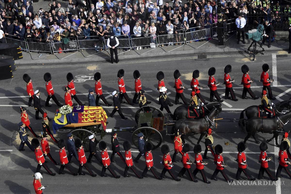 $!Miembros del público observan la procesión del ataúd de la reina Isabel II se traslada desde el Palacio de Buckingham a Westminster Hall en Londres.