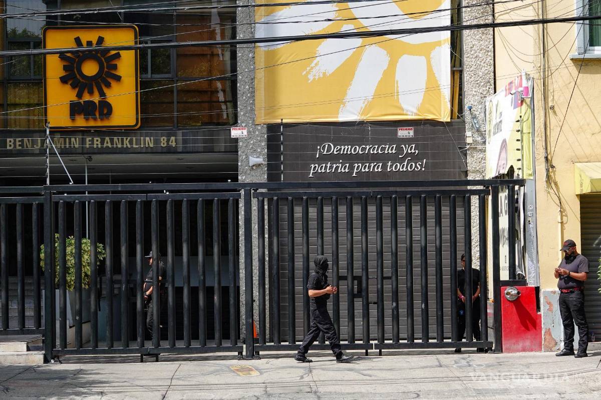 $!Supuestos elementos de seguridad privada resguardan el edificio que fungía como sede nacional del PRD, esto luego de que se notificara su pérdida de registro como partido político.