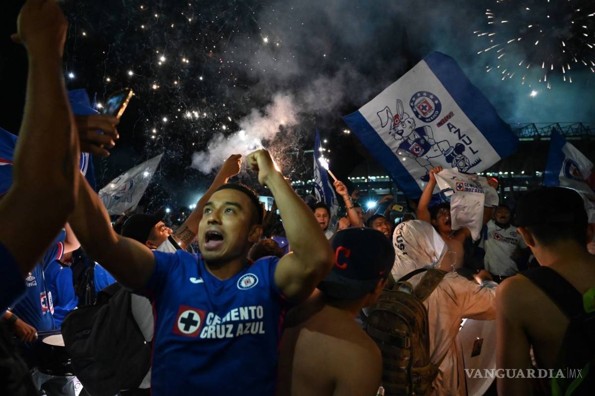 $!Después de 23 años en silencio, así celebran aficionados al campeón Cruz Azul