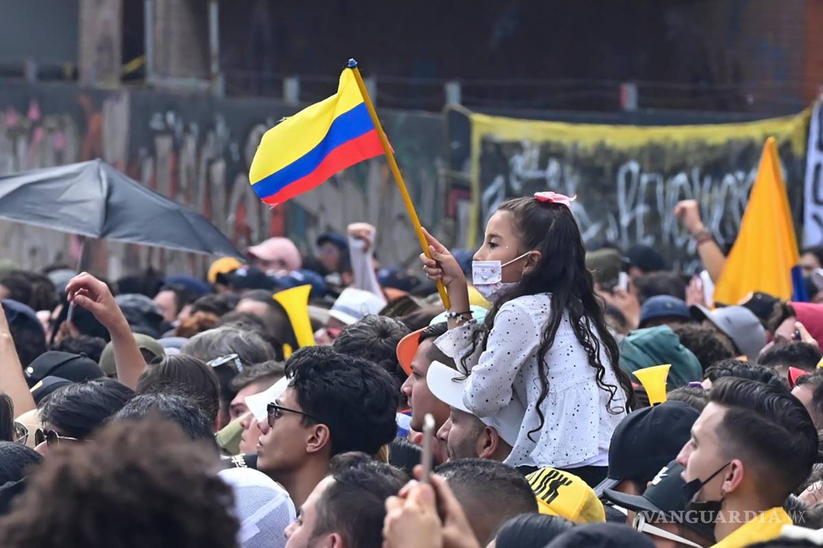 $!Simpatizantes del presidente Gustavo Petro celebran la investidura del mandatario en el Parque de los Periodistas en Bogotá, Colombia.
