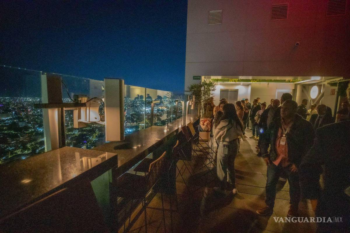 $!Hombre salta en paracaídas desde el Rooftop Bar 360 de hotel en Guadalajara; clausuran lugar (video)