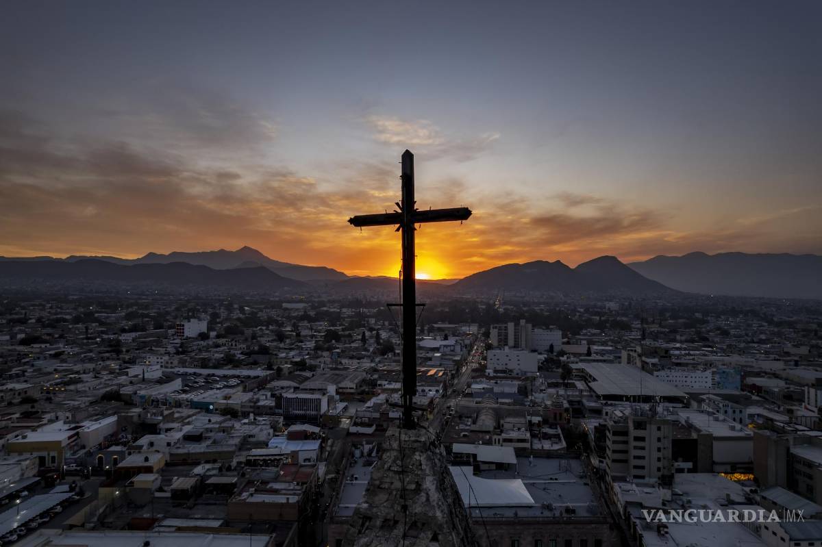 $!Calles y banquetas destrozadas, cunetas destruidas y anegadas de aguas residuales, bocas de alcantarillas abiertas como trampas, son solo algunas de los deterioros que muestra el centro de Saltillo.