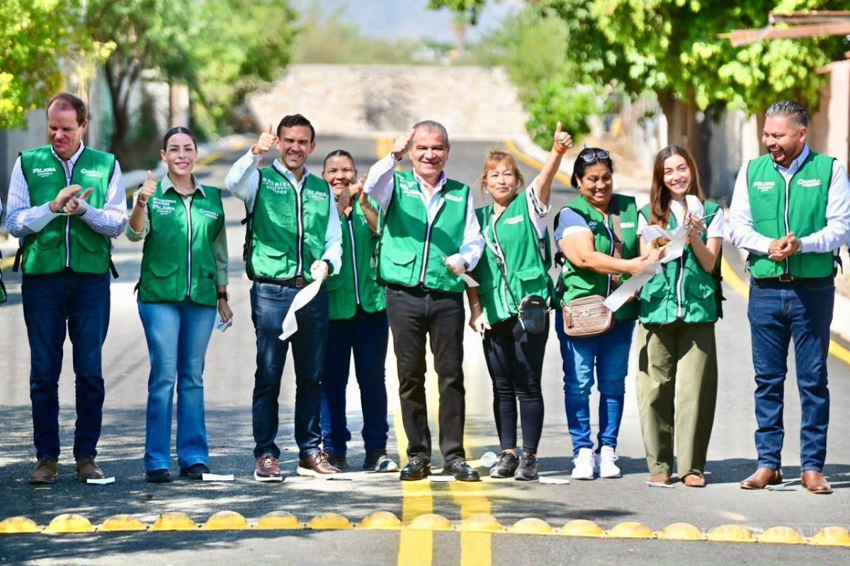 $!El alcalde dio el banderazo para la aplicación de microcarpeta asfáltica en la calle Mirasol.