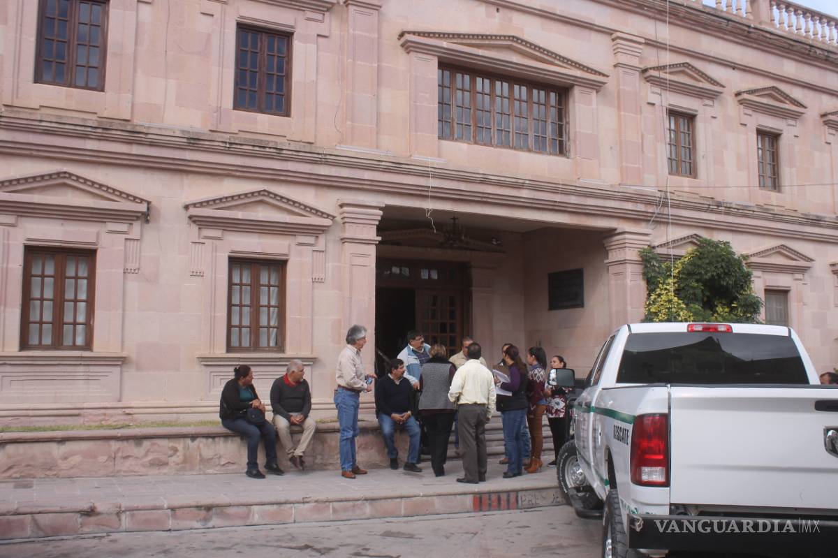 $!Cierran Alcaldía de Parras para impedir embargo de bienes