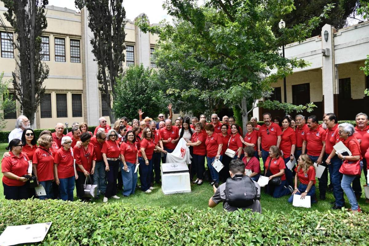 $!La generación 109 develó una placa conmemorativa en los jardines del Ateneo Fuente para celebrar medio siglo de haber concluido sus estudios.