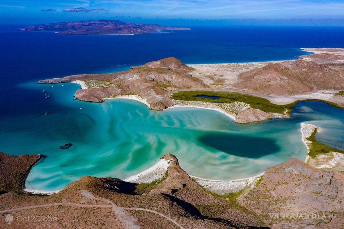 $!Aislada y protegida, la Playa Escondida en las Islas Marietas cautiva por su arquitectura geológica única.