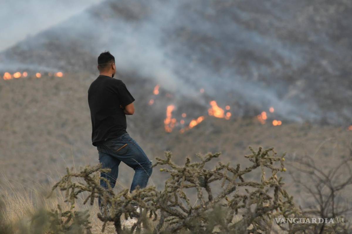 $!Aún sin registro de hectáreas consumidas por incendio en Zapalinamé; combaten 200 personas el fuego