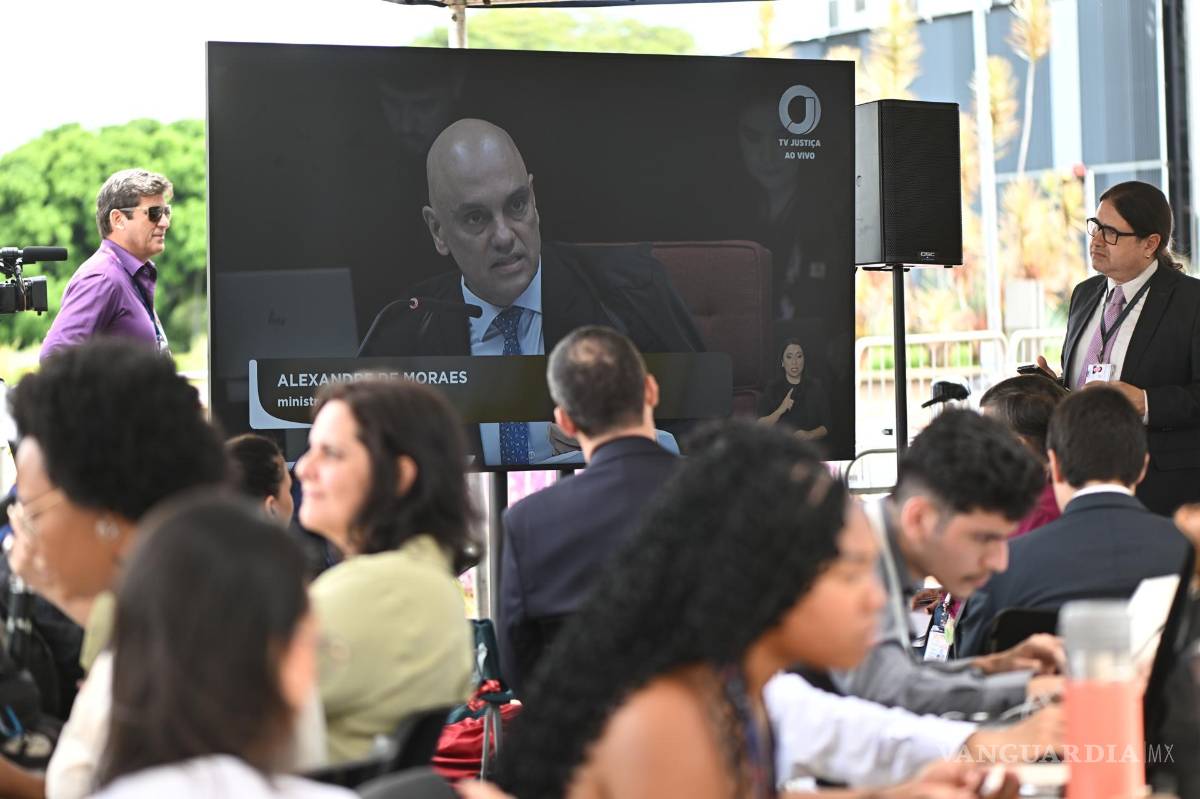$!El juez de la Corte Suprema Alexandre de Moraes (pantalla), durante la transmisión de la audiencia del expresidente de Brasil Jair Bolsonaro.