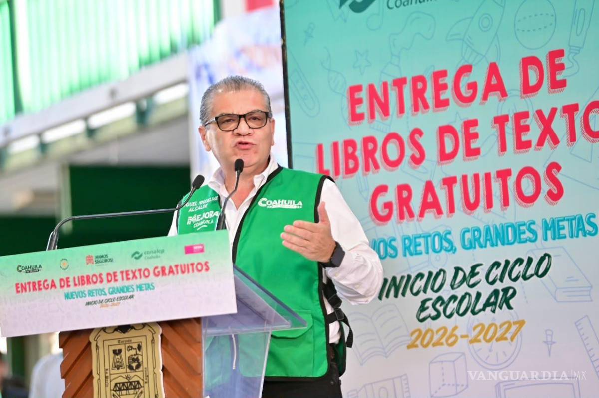 $!El alcalde Miguel Ángel Riquelme Solís llamó a los estudiantes a perseguir sus metas y aprovechar las oportunidades que brinda la educación.