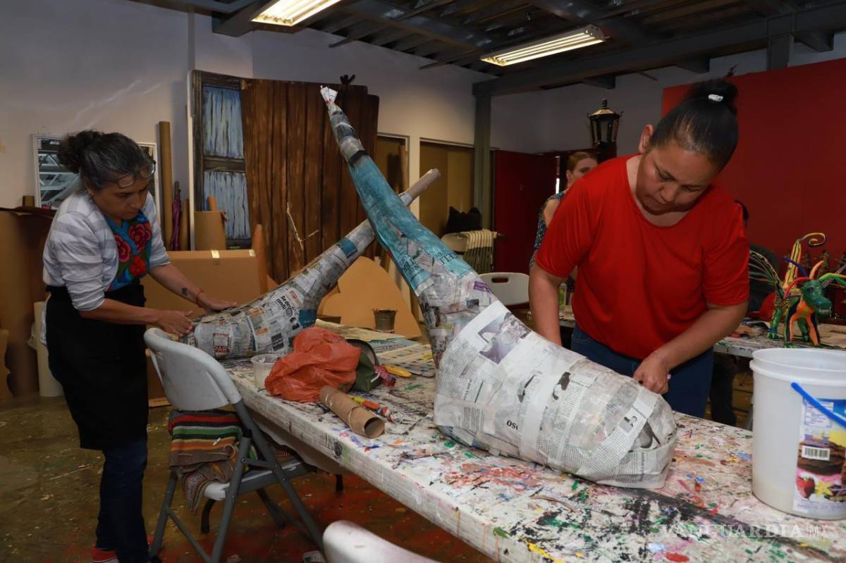 $!Alumnos del taller de cartonería exhiben sus trabajos, reflejo del aprendizaje y la creatividad fomentados en el Centro de Desarrollo Laboral.