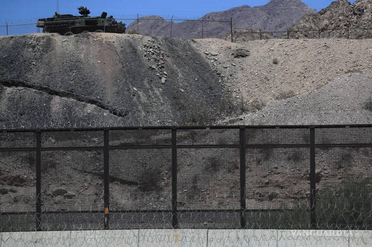 $!Miembros del Ejercito de Estados Unidos vigilando desde un vehículo militar el muro en la frontera, en Ciudad Juárez, Chihuahua (México).